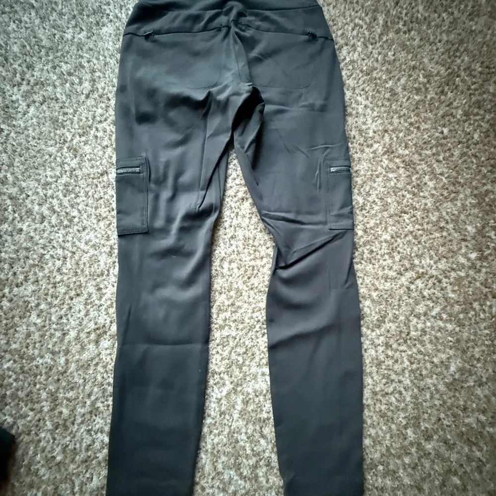 Athleta Headlands Hybrid Cargo Pants Women's 0 Olive Green Zip Pockets Stretch - Picture 2 of 3